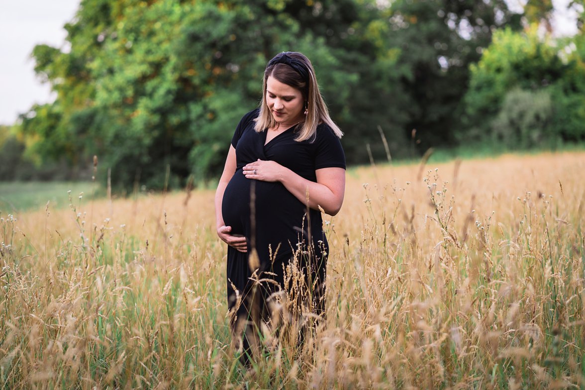 Expecting mom in field | Charlottesville VA Maternity Photographer