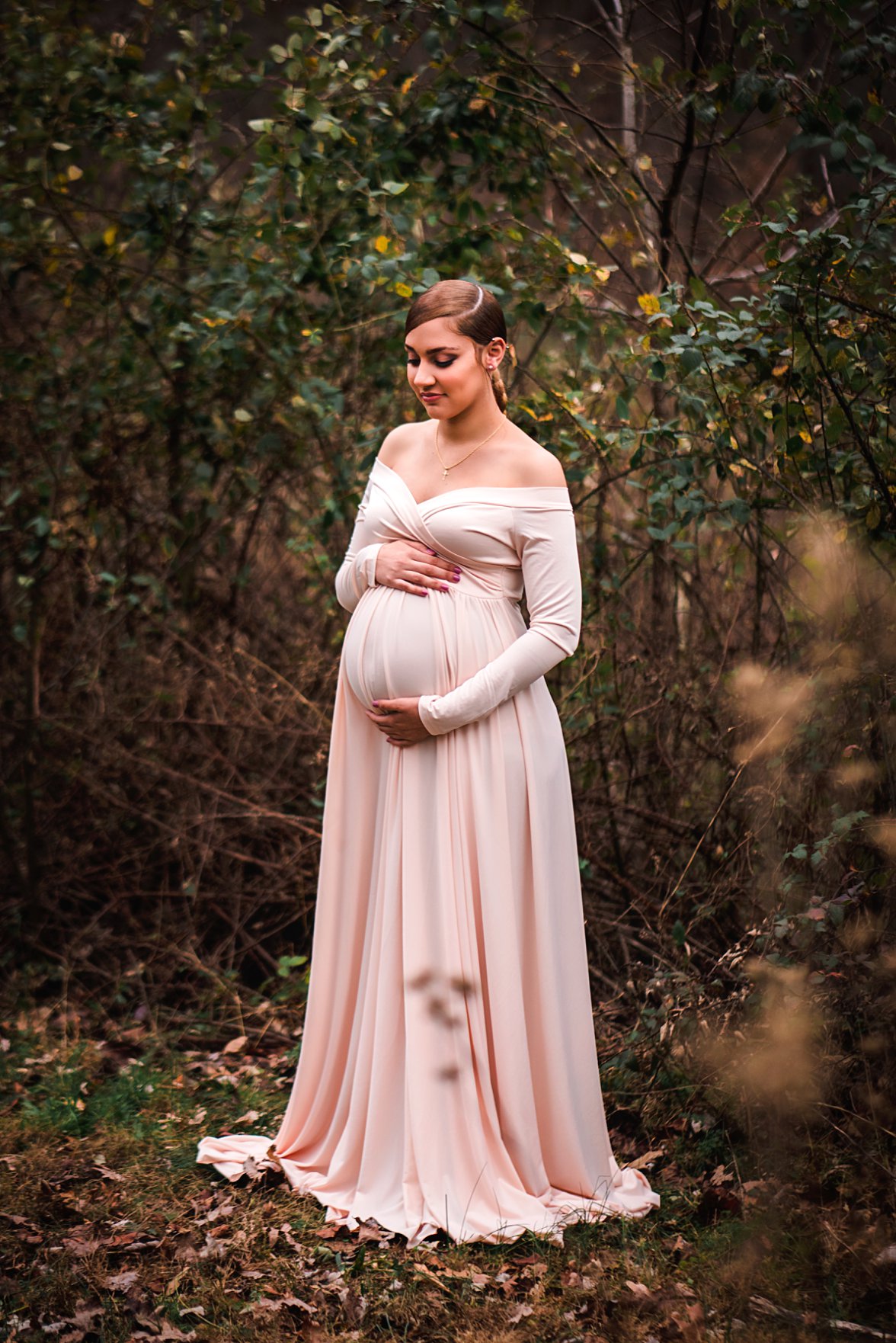 expecting mom holding belly | Montgomery Maternity Photography