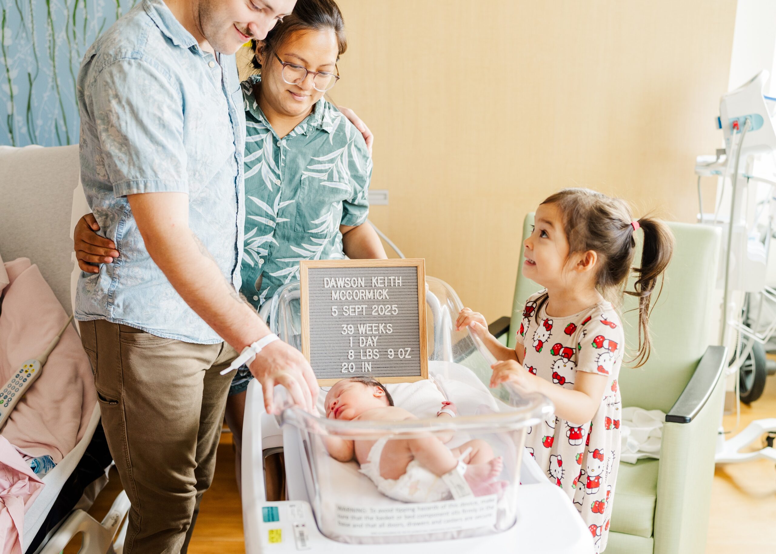 family in hospital room with new baby and toddler | fresh 48 photo session | Melissa Sheridan Photography
